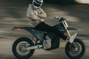 Cette startup de motos électriques montre que la substance prime sur le style et maintient sa rentabilité