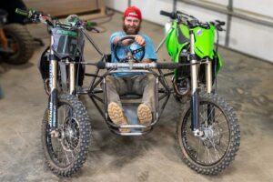 Construire un kart à partir de motos tout-terrain. Qu’est-ce qui pourrait mal tourner ?