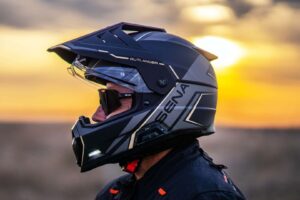 Deux législateurs américains veulent abroger les lois sur le port du casque de moto pour les personnes qu&rsquo;ils ne représentent pas