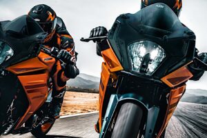 Deux toutes nouvelles motos sport KTM sont en route