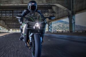 La prochaine « aide au pilotage de moto » pourrait être celle qui ne vous laissera pas accélérer