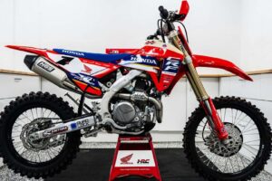Le Dirtbike de Honda pour les courses dans le désert est en fait une bonne affaire. Vous ne pouvez pas l&rsquo;avoir