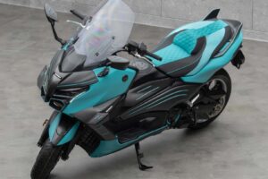 Le scooter TMAX de Yamaha fait peau neuve et a des ailes pendant des jours