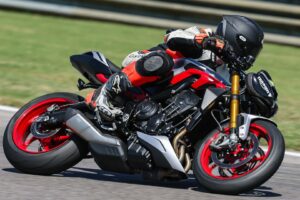Premier essai : la Triumph Street Triple RX 2026 se comporte comme aucune autre moto nue
