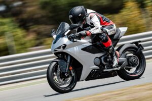 TVS ne se contente pas de conquérir l&rsquo;Inde, il construit un empire mondial de la moto