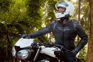 Un chirurgien du cerveau dit de porter un casque de moto. Alors porte un foutu casque
