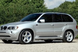 L&rsquo;histoire du BMW X5 avec un moteur V10 qui n&rsquo;est jamais sorti et comment il a inspiré une pièce unique signée Kith