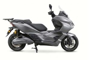 Ce scooter électrique « 125 cc » développe 30 chevaux et parcourt 87 milles par heure