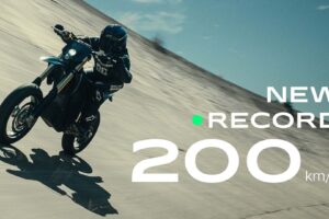 Cette supermoto électrique a battu un record détenu par une voiture de course V10