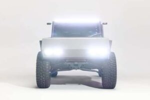 Cette voiture futuriste aux allures de buggy lunaire est en fait un véhicule côte à côte en dessous