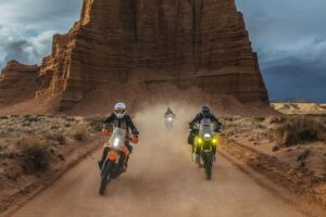 Deux grandes organisations de motocyclistes unissent leurs forces pour protéger l&rsquo;accès aux sentiers locaux. Les deux restent silencieux sur les combats sur les terres publiques nationales