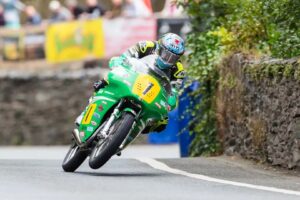 John McGuinness devient le plus vieux coureur solo à remporter le parcours de montagne de l&rsquo;IoM