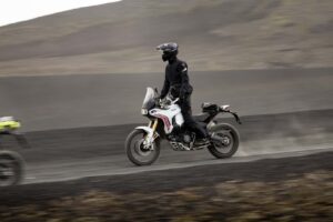 La moto DesertX V2 Adventure de Ducati est imparable, et j&rsquo;ai vraiment essayé de l&rsquo;arrêter