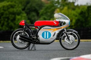 « La moto GP emblématique de Mike Hailwood, vainqueur du championnat 1966, est mise aux enchères ». Attendez-vous à ce qu&rsquo;il récupère sept chiffres