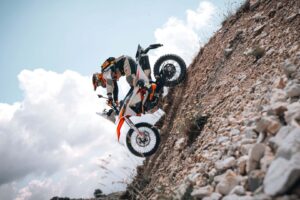 La nouvelle KTM 690 Rally veut que vous trouviez un sentier et affrontiez vos sentiments