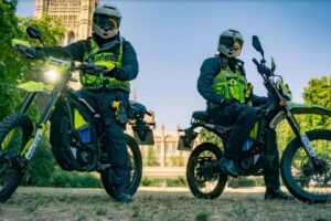 La police de Londres combat les gangs de vélos électriques avec sa propre flotte de Sur-Rons