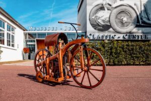 La première moto à essence au monde était une mule d&rsquo;essai en bois avec roues d&rsquo;entraînement