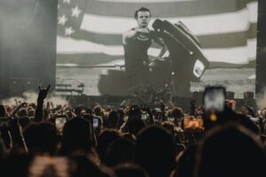 Le chanteur Yungblud a écrasé sa moto à Sturgis et s&rsquo;est cassé la jambe, déclare que la tournée est toujours en cours