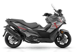 QJ Motor a construit un nouveau maxi-scooter et Kymco aimerait lui dire un mot