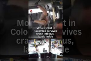Regardez un motocycliste s&rsquo;écraser contre la porte d&rsquo;un bus urbain ouvert et faites un tour
