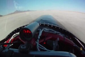 Une personne folle va essayer de rouler à 400 mph sur une moto