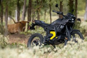 Vous pouvez obtenir jusqu&rsquo;à 4 000 $ de réduction sur une moto Can-Am EV dès maintenant. Pourriez-vous le transformer en moto tout-terrain ?