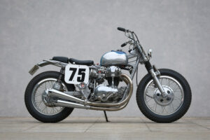 Moana : rattraper la dérive avec un Kawasaki W650 Street Tracker
