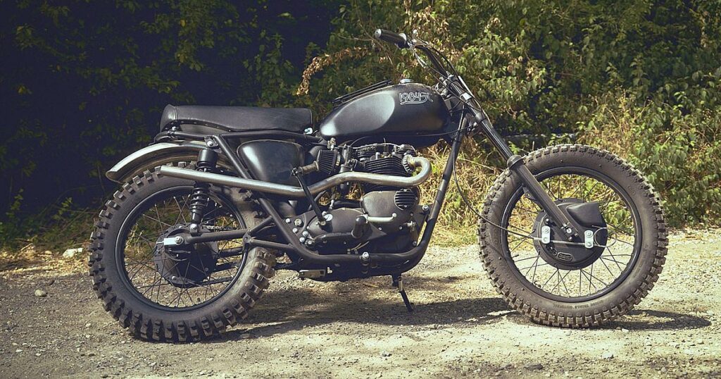 Minuit dans le Mojave : une motoneige Triumph à l'ancienne de 1984SC
