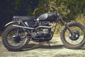 Minuit dans le Mojave : une motoneige Triumph à l&rsquo;ancienne de 1984SC