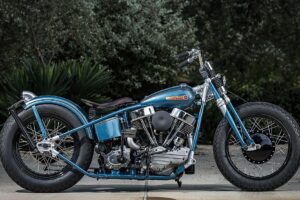 Smoky Blue : Un Panhead Bobber 1954 inattaquable d&rsquo;Infinity Inc.