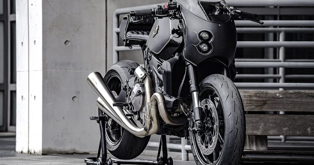 Jeudi en arrière-plan : le nouveau noir : une Ducati Monster 821 de Rough Crafts