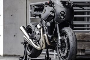 Jeudi en arrière-plan : le nouveau noir : une Ducati Monster 821 de Rough Crafts