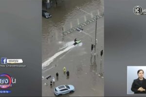 Absolute Dingus fait des cascades en jet ski lors des inondations historiques de Bangkok et est immédiatement arrêté