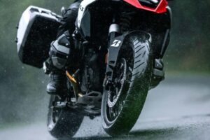 Bridgestone retire le couvercle du nouveau pneu de moto BATTLAX ADVENTURE A42