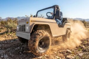 Ce petit camion à 3 000 $ est un kart tout-terrain pour les adolescents ayant des rêves Bronco