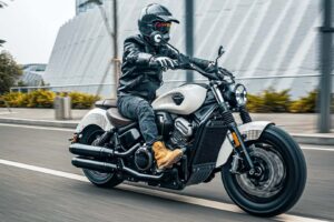 Cette moto cruiser chinoise a quatre cylindres et aucun respect pour la tradition