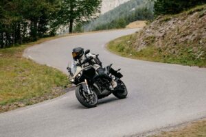Cette moto électrique vient de parcourir 271 miles avec une seule charge. Mais il y a un piège