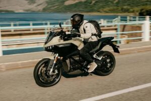 Cette moto électrique vient d&rsquo;établir un nouveau record d&rsquo;autonomie avec un trajet de 271 milles