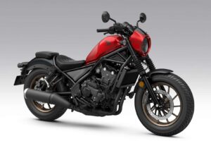 Honda agrémente son Rebel 500 avec l’embrayage électronique en Europe. Mais ce n&rsquo;est pas la seule nouveauté