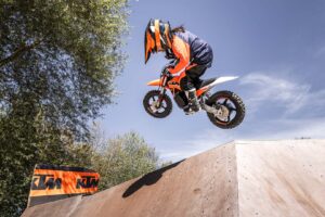 Le nouveau vélo tout-terrain électrique de KTM rend ce papa moto très excité