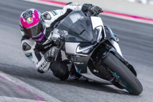 Les courses de motos sont pour tout le monde, et CFMoto met son argent là où est sa bouche