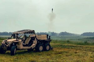 Polaris vient de construire un RZR avec 6 roues et un système de grenade