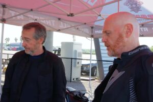 Un membre du Temple de la renommée de l&rsquo;AMA enseigne au comédien Bill Burr comment conduire rapidement une moto