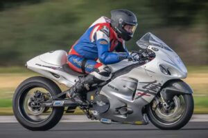 Un motocycliste paralysé vient d&rsquo;établir un record de vitesse sur une Hayabusa turbocompressée. S&rsquo;ajouter à sa longue liste de distinctions